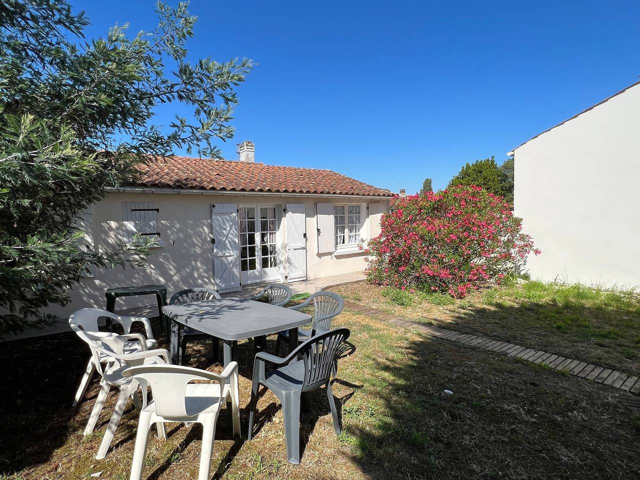 Casa encantadora com jardim, a 10 minutos da praia, ideal para casais ou pequenas famílias in Le Grand-Village-Plage, Côte de Beauté