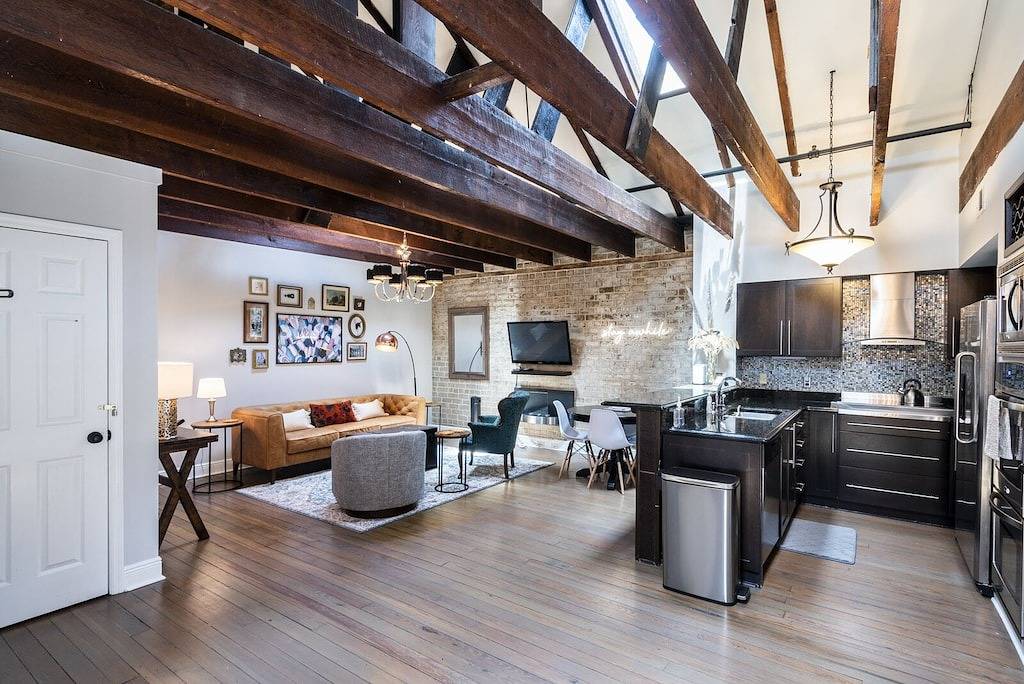 Ganze Wohnung, ☆ Historic Broughton St. Loft ☆ Mod-Industrial 2/2 w/View, Parking, Shuffleboard in Savannah, Chatham County