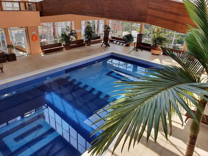 Casas e apartamentos de temporada para 4 pessoas, com jacuzzi e jardim e ainda sauna and piscina, adaptado a crianças em Gramado