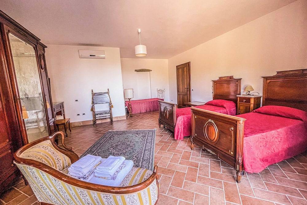 House With Private Pool and Fenced Garden in Quiet Location. Panoramic Views in Perugia Province