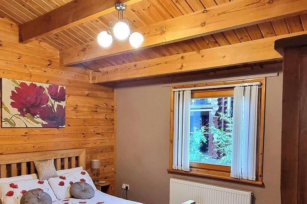 Elite Retreats 4U Ltd - Lakeside Hot Tub Log Cabin at Tattershall Lakes Park in Tattershall, Lincolnshire