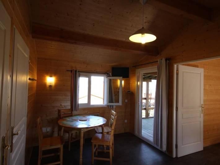 Barrierefreies Chalet am Teich mit Wifi in Planchez, Naturpark Morvan