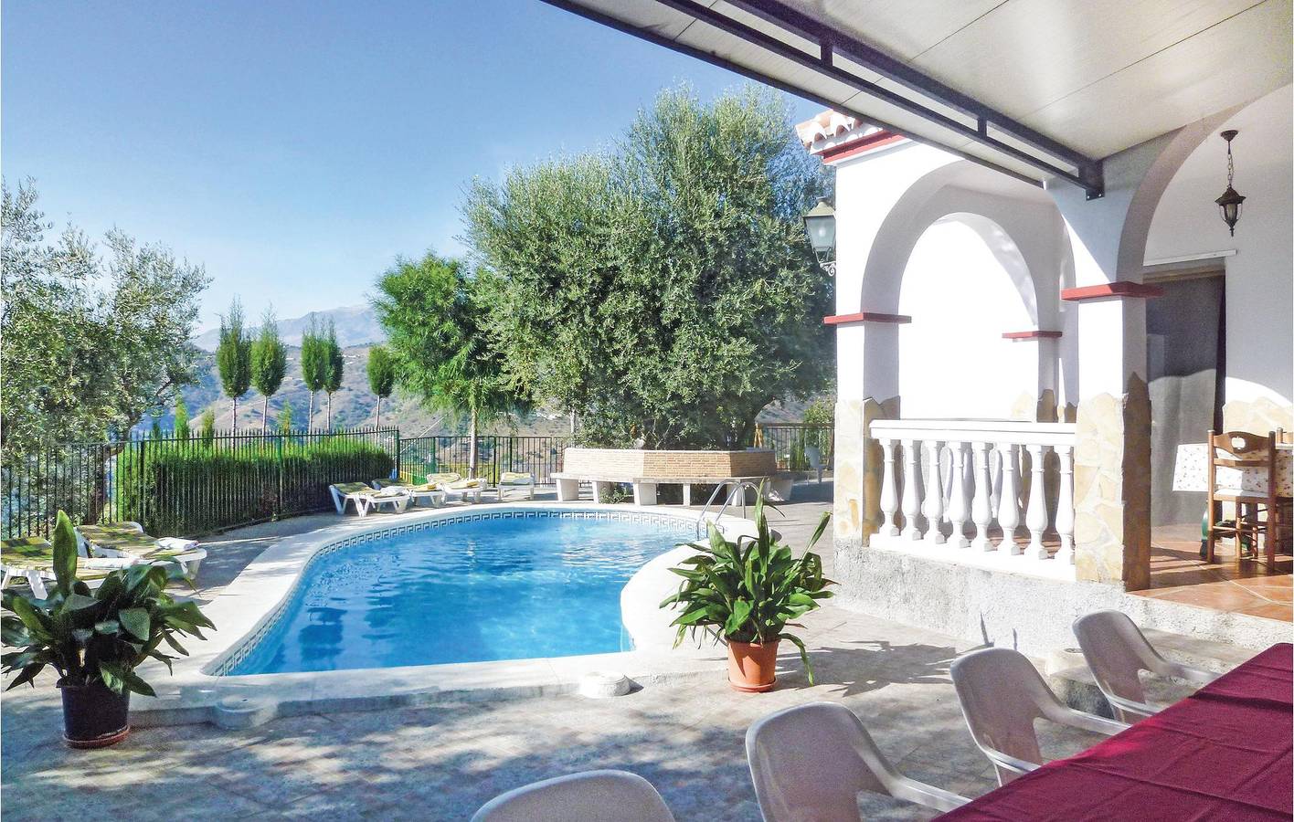 Apartamento con terraza junto a la piscina en Sayalonga in Sayalonga, Cordillera Penibética