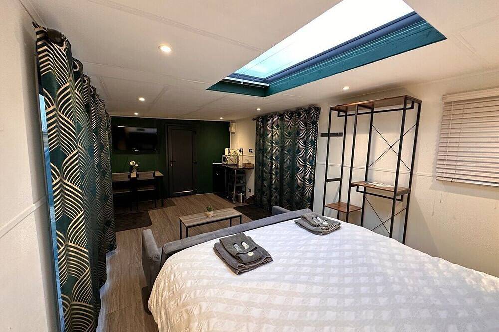 Chalet with Skylight, Patio,Ensuite + Hottub/Sauna in Buckinghamshire