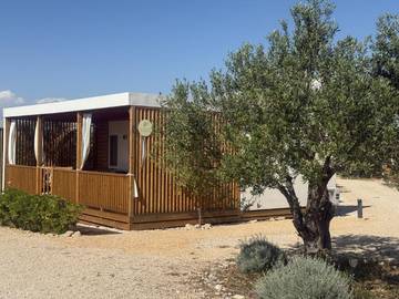 Camping für 6 Personen, mit Garten und Ausblick in Pirovac