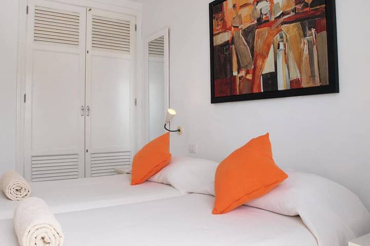 Appartement entier, Appartement moderne à l'étage avec vue sur la mer, Wifi, climatisation et climatisation. la télé in Puerto del Carmen, Tías