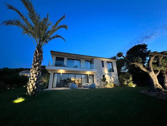 Location de vacances pour 10 personnes, avec Balcon et Terrasse ainsi que Piscine et Vue dans Pointe Des Chevaliers Hyeres - 2