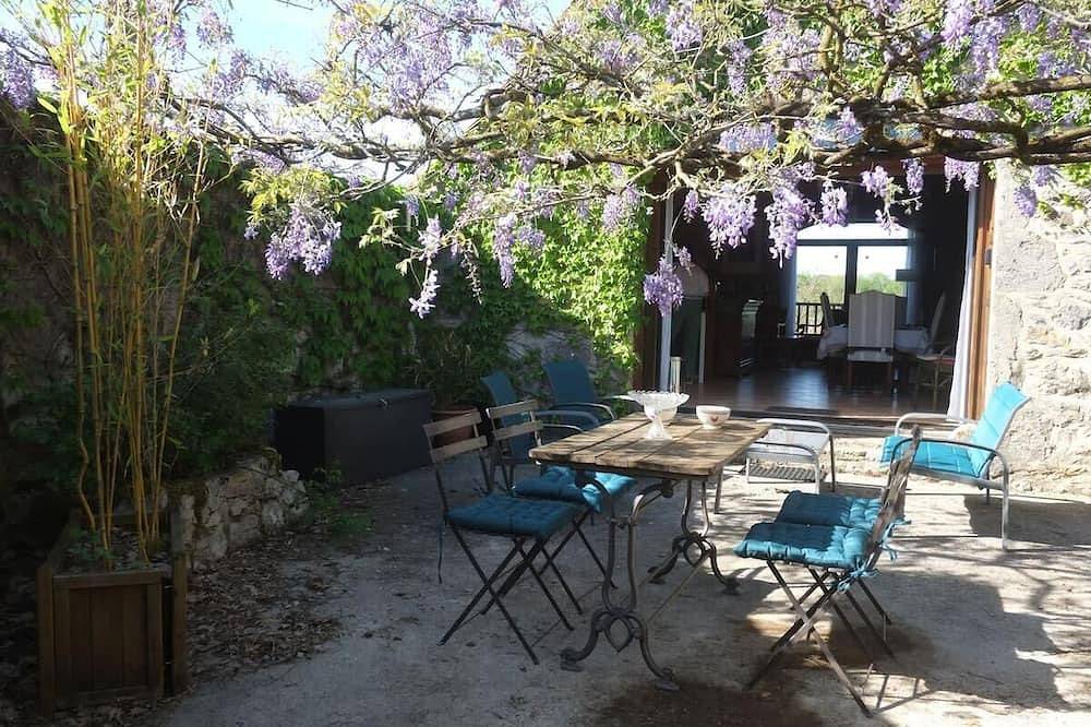 La Sagnarde, Loubressac. Terrasse intime in Loubressac, Massif Central
