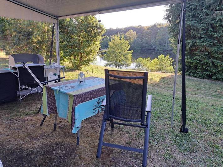Location de vacances pour 2 personnes, avec vue sur le lac ainsi que jardin et vue à Maisonnais-sur-Tardoire - 2