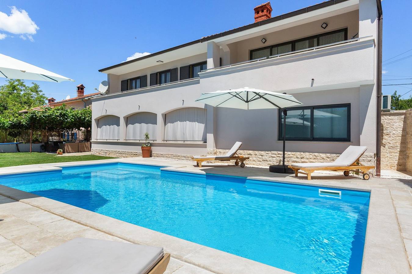 Wunderschönes Haus für einen entspannenden Urlaub mit Privatpool und Kinderspielplatz in Jursici, Svetvinčenat