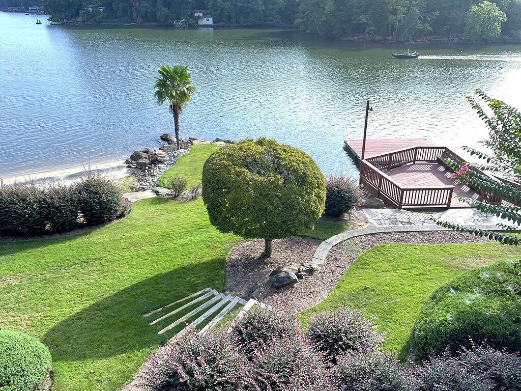 Private Lakeside Oasis - Newly Renovated - Spacious Interior - Movie Theater in Gaston County