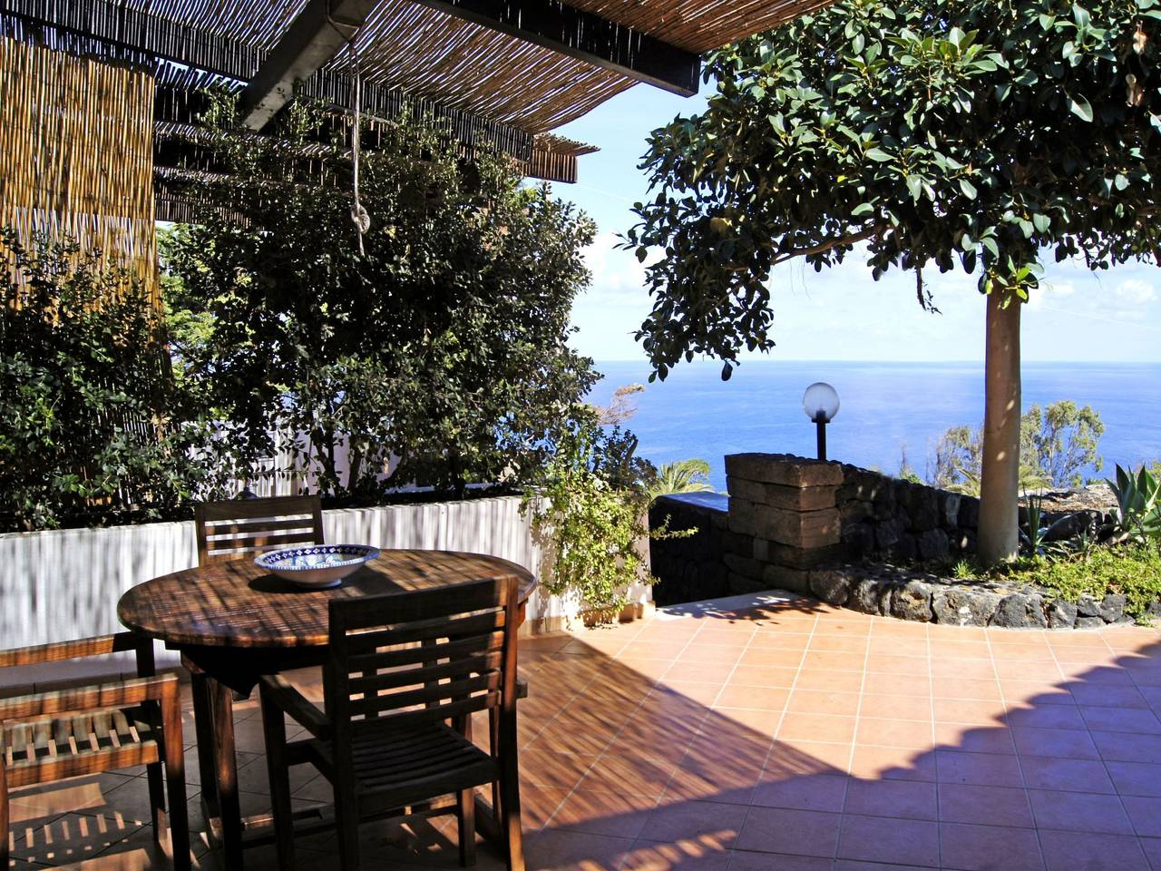 Entire apartment, Dammuso mit Terrasse und Meerblick in Pantelleria, Trapani Province