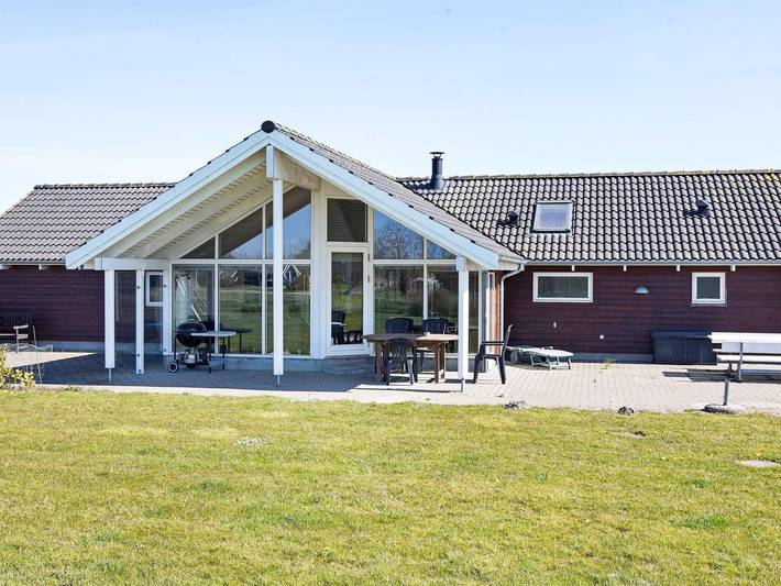 Ferieudlejning for 12 personer, med Terrasse og Sauna i Falster