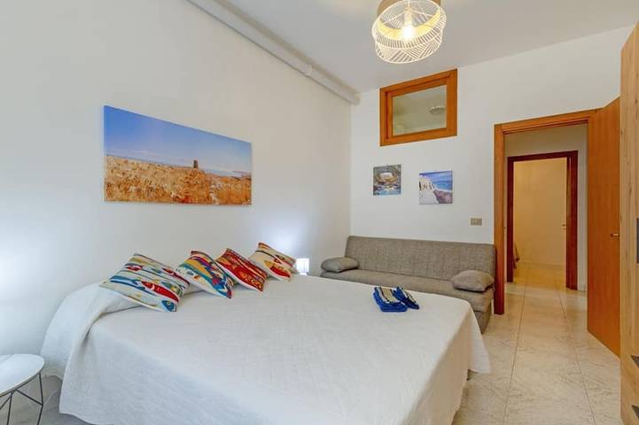 Ganze Wohnung, This colorful and welcoming apartment, ideal for up to 4 people, is strategically located in Lecce: outside the restricted traffic zone but just steps from the historic center. Just 400 meters from Porta San Biagio, it's easy to immerse yourself in the w in Otranto, Otranto und Umgebung