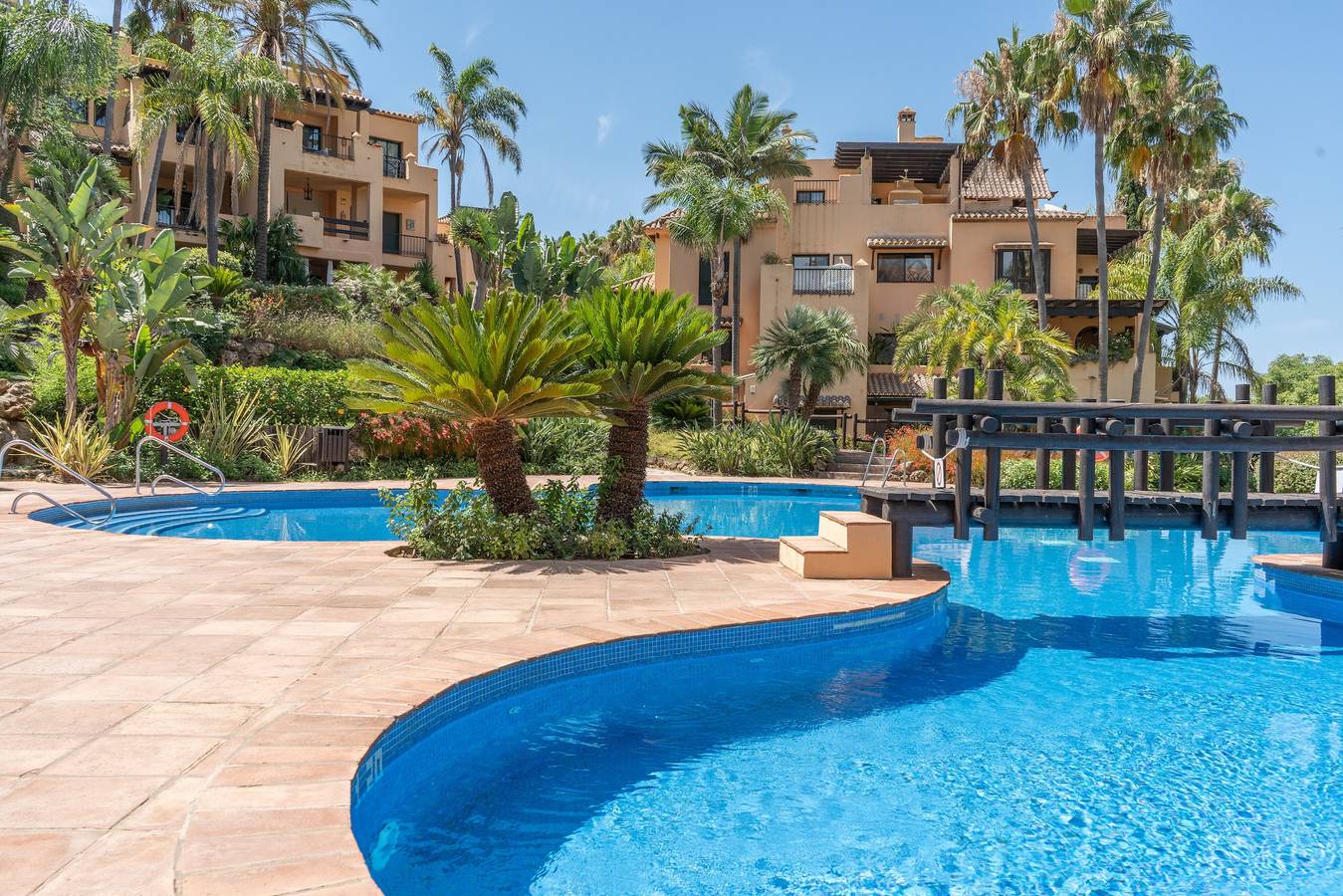 Entire apartment, Apartment 'Paraíso' with Mountain Views, Wi-Fi, and Air Conditioning in Estepona, Cordillera Penibética