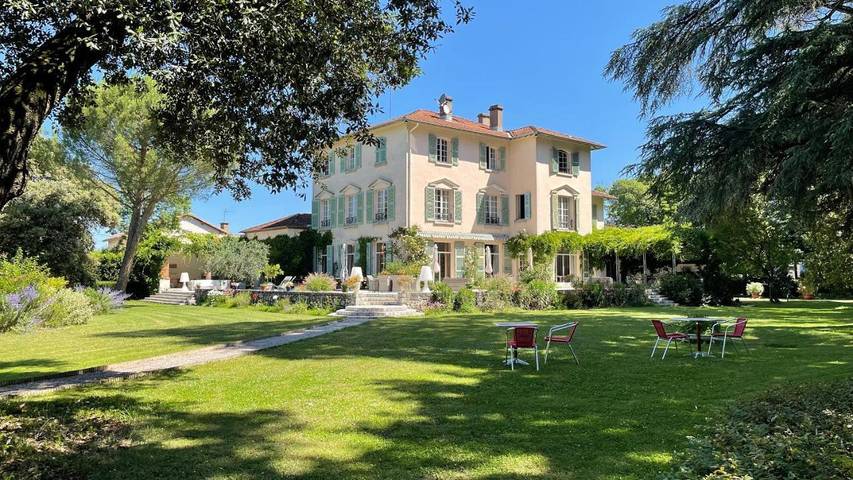 Maison d’hôte pour 4 personnes, avec Terrasse et Jacuzzi ainsi que Jardin et Piscine dans Abbaye Saint Benoit D En Calcat