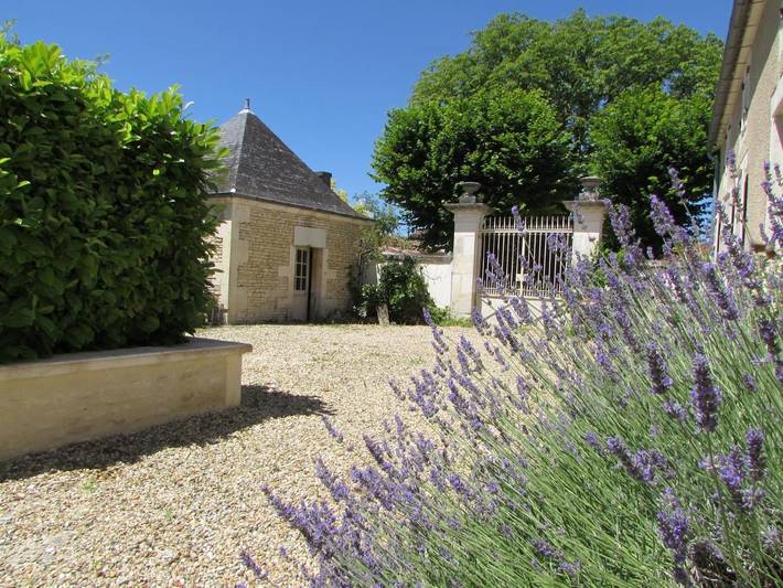 Gîte pour 2 personnes, avec Terrasse et Jardin ainsi que Piscine et Vue dans Blanzac-lès-Matha