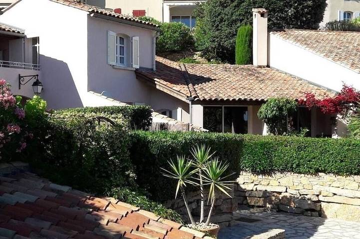 Location de vacances pour 4 personnes, avec jardin ainsi que piscine et balcon dans Golf De Fregate