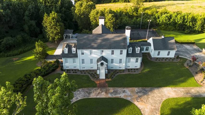 Vacation rental for 15 people, with yard and terrace, with pets in Lake Lanier