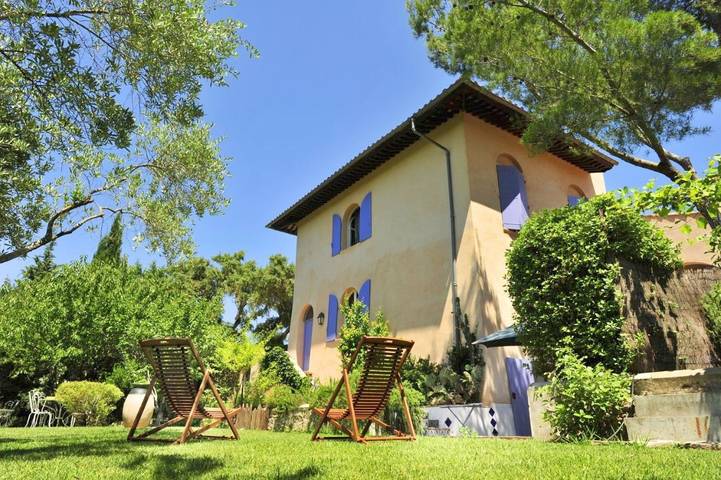 Chambre d’hôte pour 2 personnes, avec Terrasse ainsi que Jardin et Vue à Grimaud