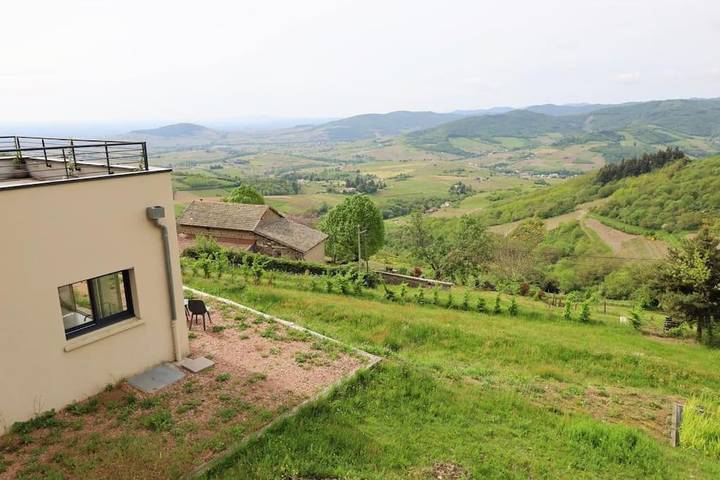 Location de vacances pour 4 personnes, avec Balcon et Terrasse ainsi que Jardin et Vue à Beaujeu