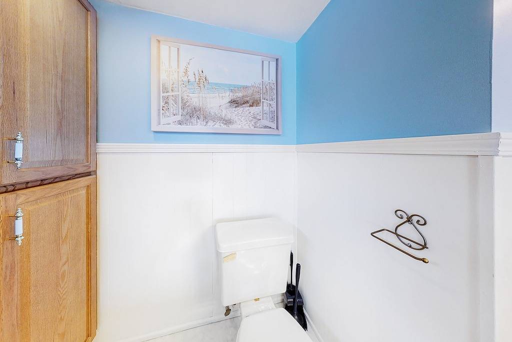 Dog-friendly home with Siuslaw River views, fireplace & Wifi - near beach & town in Lane County