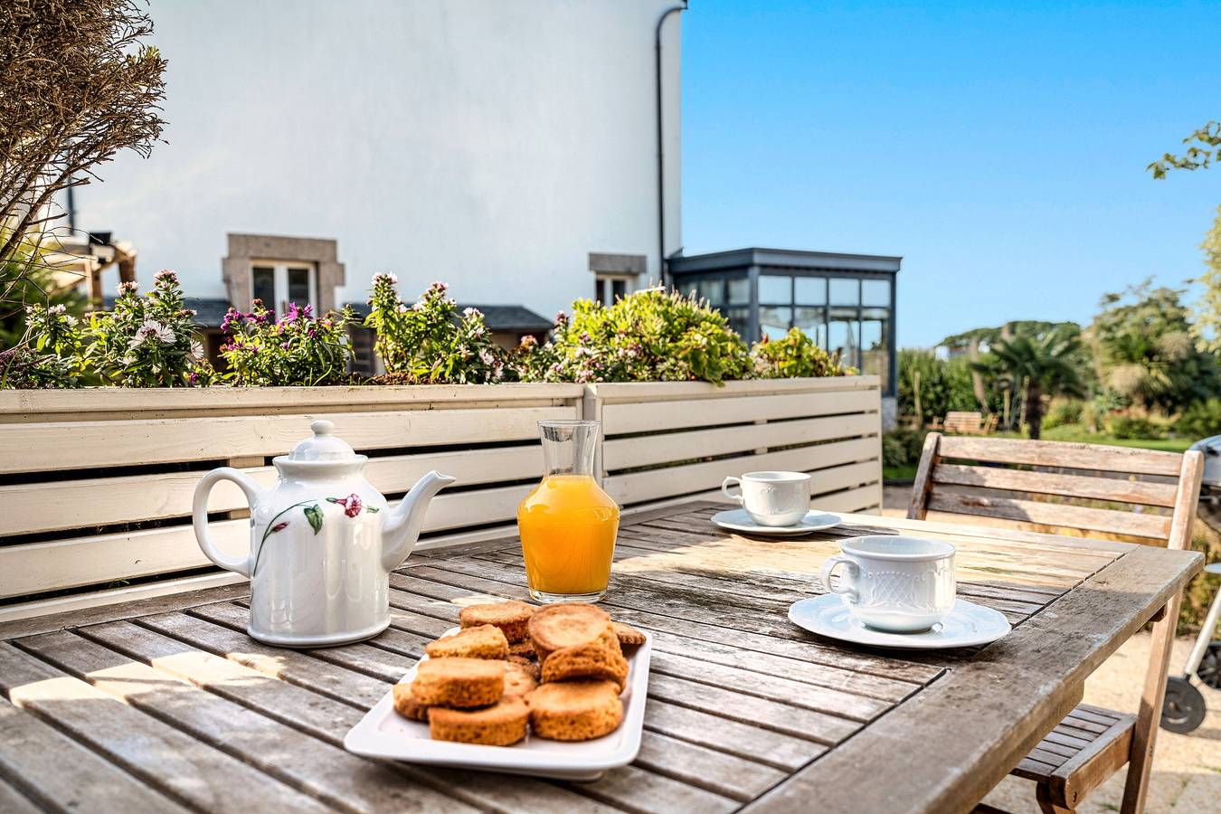 Casa Vacacional 'La Maison Du Gardien' con Vistas al Mar, Terraza Privada y Wi-Fi in Ploudalmézeau, Región de Brest