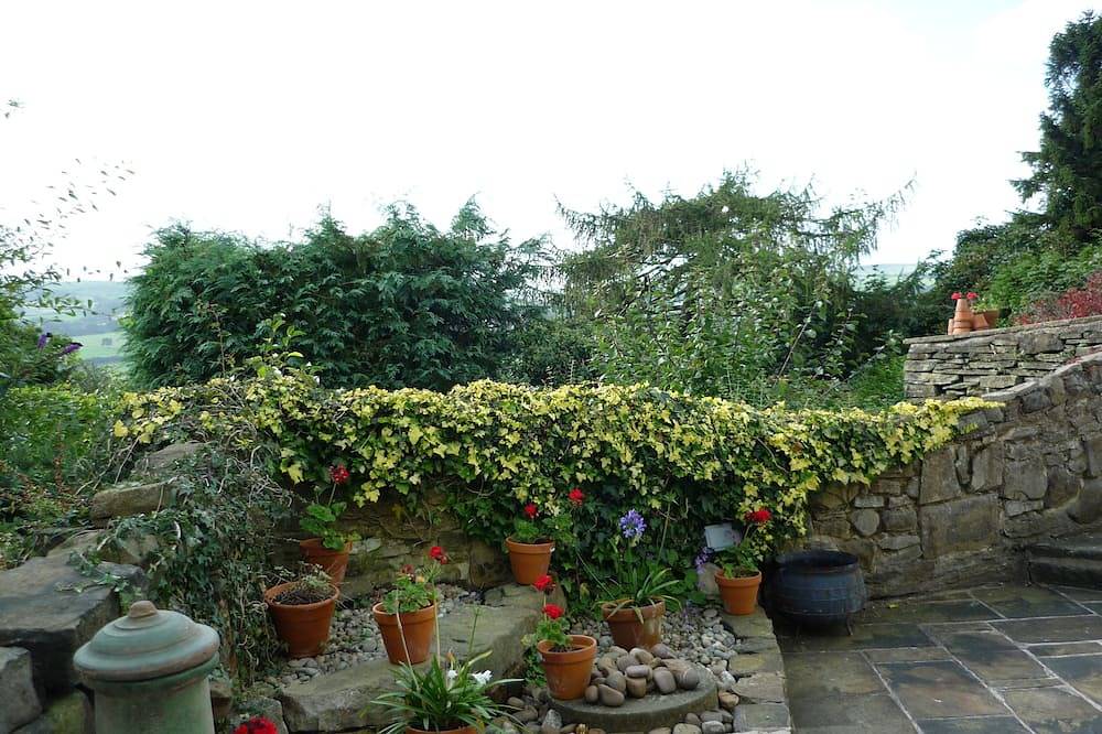 Charming luxury  cottage near Ilkley with great views and fabulous location. in Addingham, Nidderdale AONB
