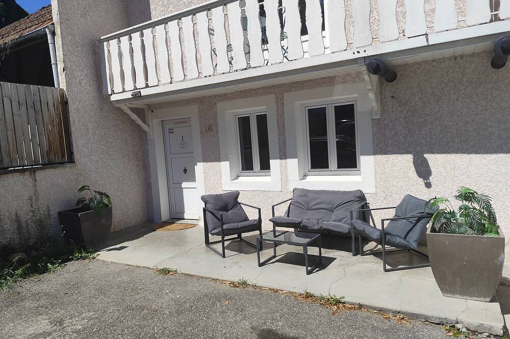 Entire apartment, Large apartment in the center of a small village near communications, in Etaux, Bonneville region