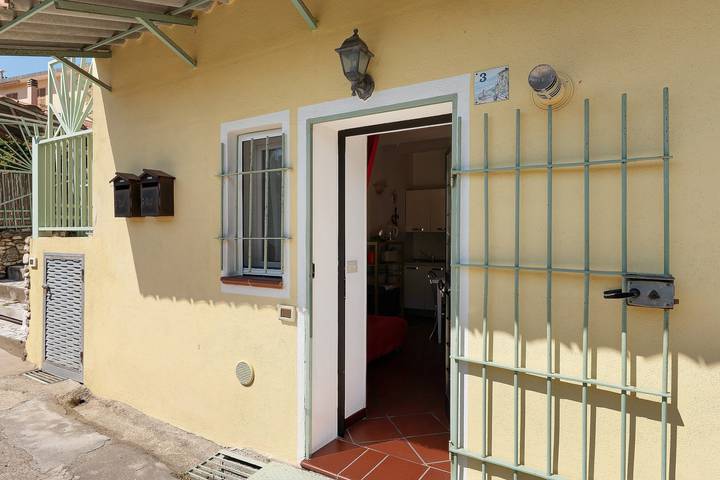 Appartamento intero, 'Casa Lena' bilocale con parte di Giardino a disposizione e Wi-Fi in Taggia  (Città), Taggia