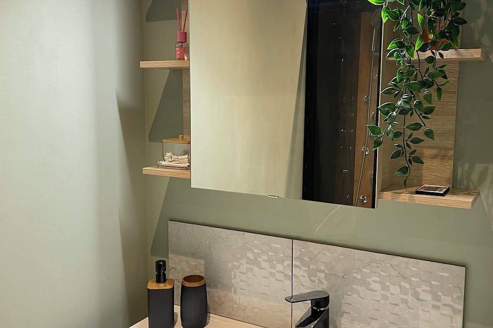 Ganze Wohnung, The Jungle Room🌴 located 2 steps from the train station 🚉 in Troyes, Aube