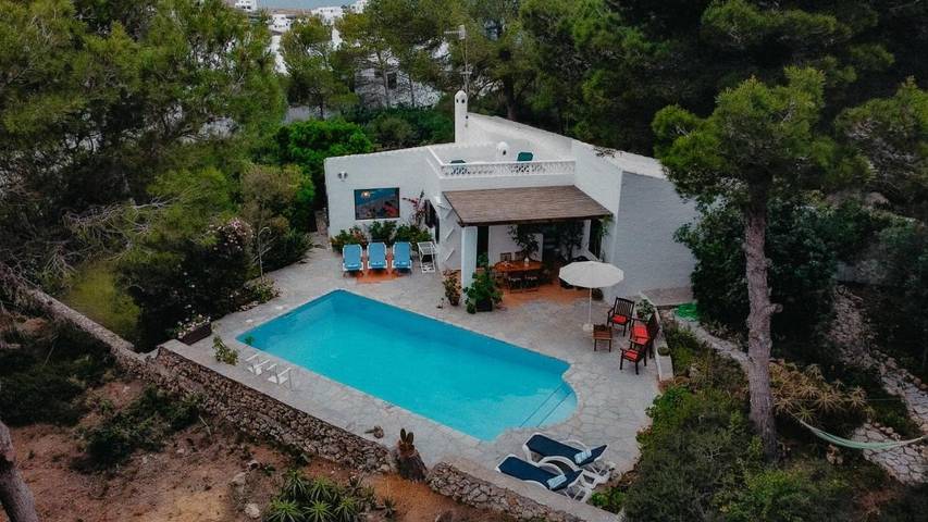 Location de vacances pour 5 personnes, avec jardin ainsi que piscine et vue à Cala Morell