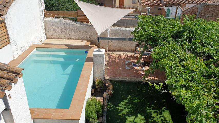 Gîte pour 8 personnes, avec vue ainsi que jardin et piscine, adapté aux familles à Alpera