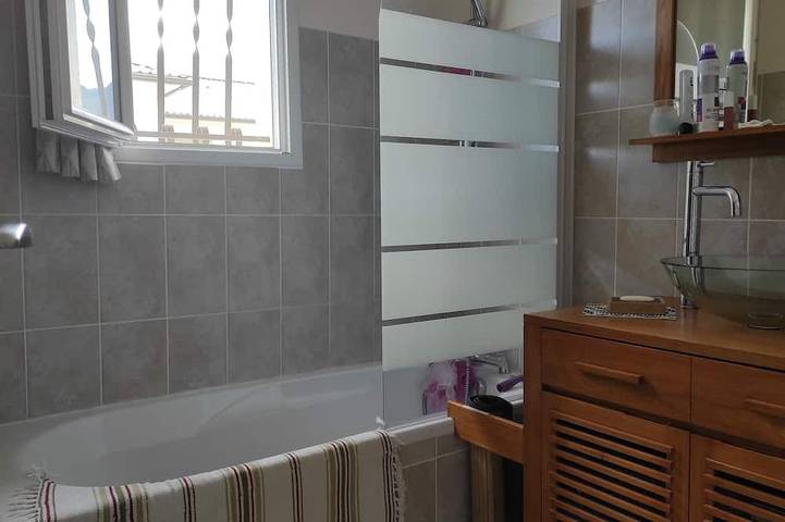 Ganze Wohnung, Nahe am Meer, 2-Sterne-Wohnung in kleiner Residenz in Santa-Lucia-di-Moriani, Corte und Umgebung