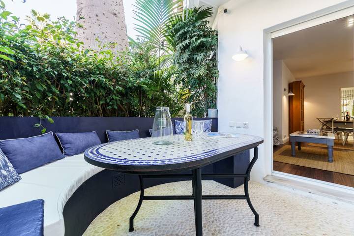 Apartamento entero, Apartamento "Golden Beach Elveria" con piscina compartida, terraza y Wi-Fi in Don Carlos Elviria, Marbella