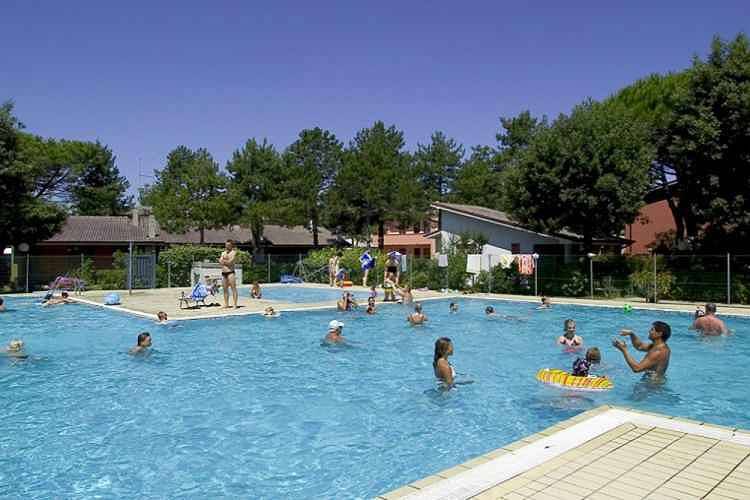 Entire holiday apartment, Holiday apartment mit Klimaanlage und Balkon  in Bibione, Venice Province