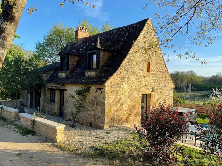 Location de vacances pour 5 personnes, avec jacuzzi ainsi que piscine et jardin à Monsac