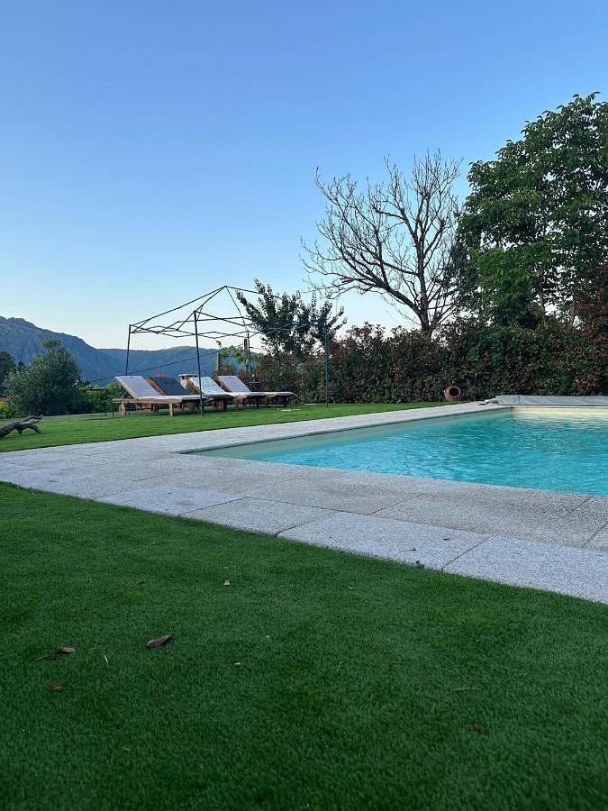 Location de vacances pour 10 personnes, avec jardin ainsi que vue et piscine, animaux acceptés à Cabril