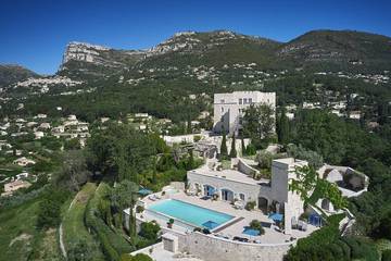 Château pour 30 personnes, avec terrasse et jardin ainsi que sauna et jacuzzi en Provence-Alpes-Côte d'Azur