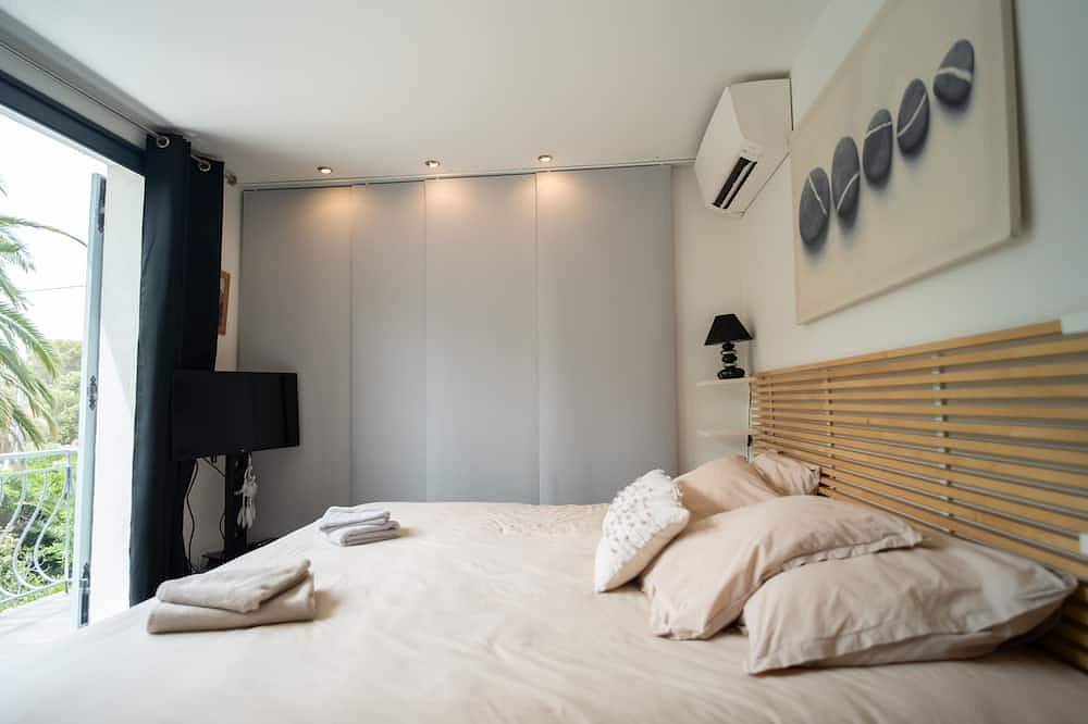 Contemporary villa close to the beach with heated pool in a residential area in Saint-Raphaël, Mittelmeerküste (Frankreich)