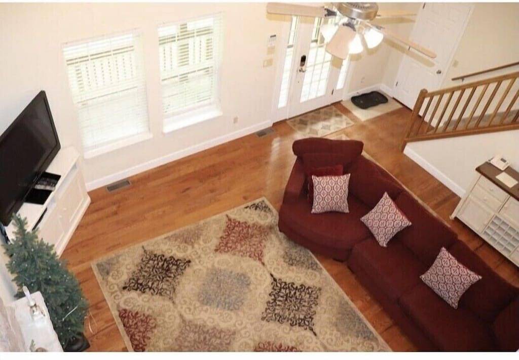 Huge 4bd Masthope retreat,hot tub game room,lake access,ski, Rain friendly deck in Masthope, Pike County