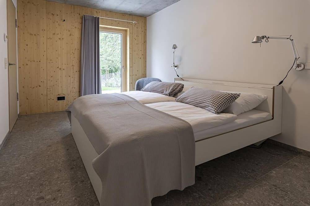 Design Architektenhaus, großer umzäunter Garten, Kamin,  Klafs Sauna, große Fensterfächen und Innenhof auf dem Land in Blaufelden, Hohenlohe