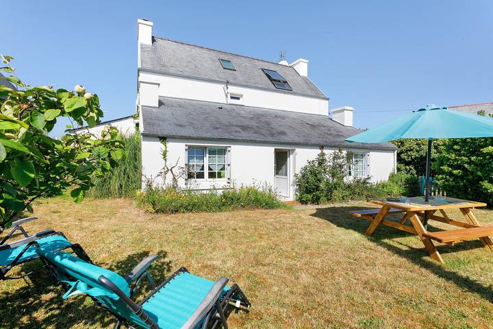 Location de vacances pour 2 personnes, avec jardin, adapté aux familles à Plougasnou - 2