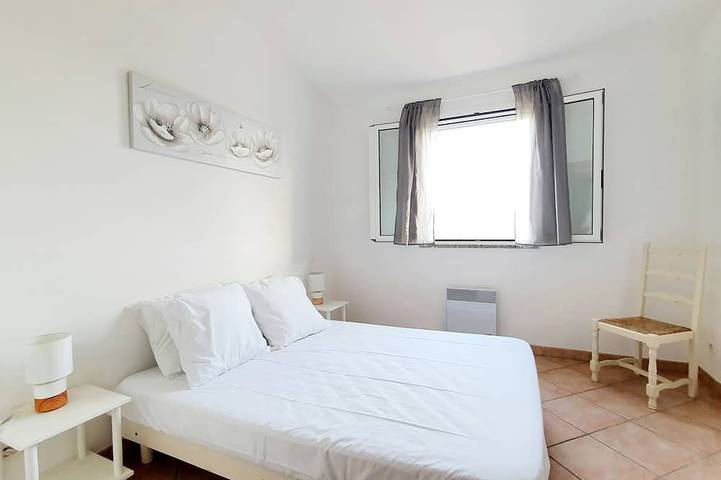 Villa pour 8 personnes, avec balcon ainsi que jardin et piscine, animaux acceptés à Figari - 2