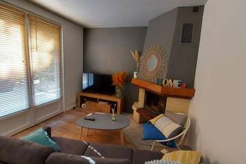 Gîte pour 6 personnes, avec terrasse ainsi que vue sur le lac et vue à Bort-les-Orgues