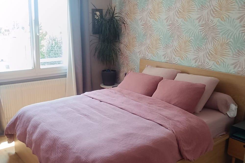 Entire apartment, 90m2 Rénové au Calme - 15 min de La Défense Arena in Houilles, Yvelines