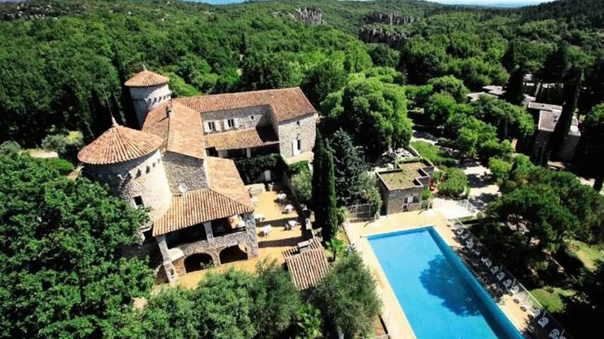 Gîte pour 3 personnes, avec Terrasse et Piscine à Berrias-et-Casteljau
