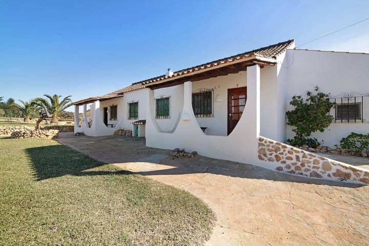 Entire studio, Quinta do Lagar - Apartamento 7 with Outdoor Pool, Terrace, Garden & Wi-Fi in Guia, Faro District