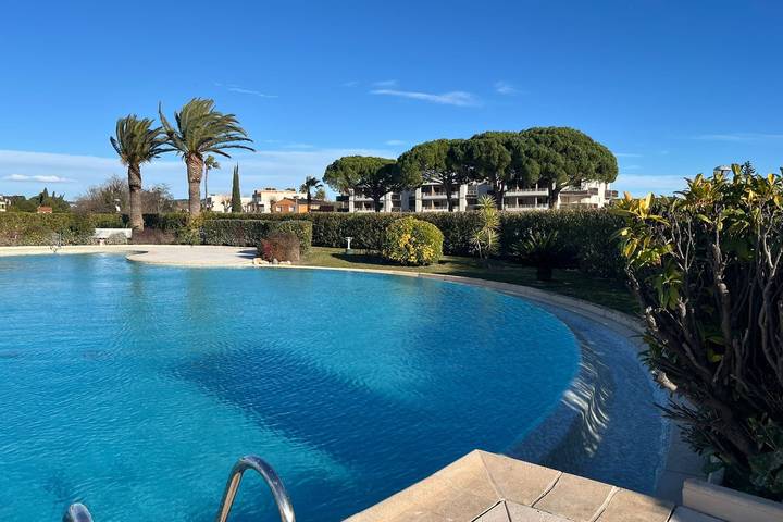Gîte pour 2 personnes, avec Balcon ainsi que Terrasse et Piscine dans Port de Cannes Marina