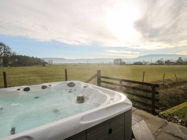 Cottage for 10 people, with Garden and View in Clun